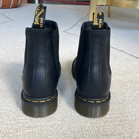 Like New Doc Marten Women’s Leather Chelsea Boot Size 6 - Picture 3 of 7